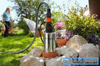 Zdjęcie pompy zainstalowanej w studni (zanurzenie częściowe). Zdjęcie pompy zainstalowanej w studni (zanurzenie częściowe).