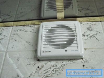 Zdjęcie wentylatora zainstalowanego w łazience Zdjęcie wentylatora zainstalowanego w łazience