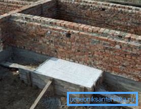 Fundament do kominka powinien być zapewniony nawet podczas układania domu Fundament do kominka powinien być zapewniony nawet podczas układania domu