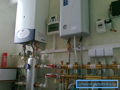 Kocioł gazowy Ariston może być częścią połączonej sieci cieplnej z awaryjnym kotłem elektrycznym