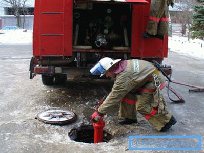 Hydrant powinien znajdować się w miejscu, w którym specjalny samochód może swobodnie jeździć o każdej porze dnia.