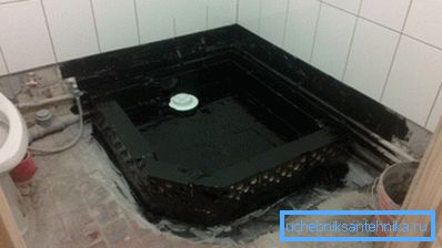 Hydroizolacja kabiny prysznicowej bez palety za pomocą masy bitumicznej