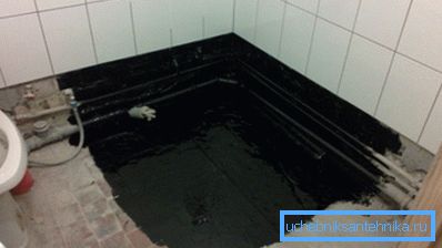 Hydroizolacja wykonywana jest przy pomocy wezwania na ścianach Hydroizolacja wykonywana jest przy pomocy wezwania na ścianach