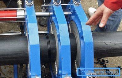 Cylindry hydrauliczne ściskają końce rur. Cylindry hydrauliczne ściskają końce rur.