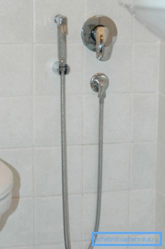 Higieniczny prysznic wbudowany w ścianę praktycznie nie zajmuje miejsca, co jest ogromnym plusem, gdy zainstalowany jest w ciasnych warunkach miejskich toalet. Higieniczny prysznic wbudowany w ścianę praktycznie nie zajmuje miejsca, co jest ogromnym plusem, gdy zainstalowany jest w ciasnych warunkach miejskich toalet.