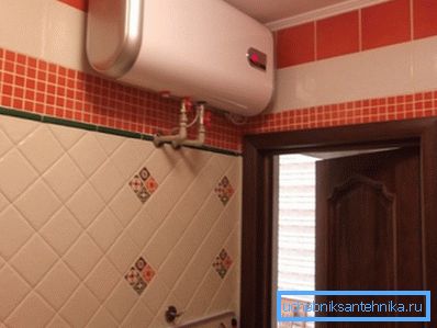 Poziomy zbiornik pod sufitem w łazience. Poziomy zbiornik pod sufitem w łazience.