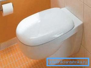 Gotowe tabletki musujące można wrzucić do muszli klozetowej. Gotowe tabletki musujące można wrzucić do muszli klozetowej.