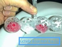 Gotowe kostki żelatynowe można umieszczać w plastikowych pudełkach z dostępnych w handlu odświeżaczy powietrza. Gotowe kostki żelatynowe można umieszczać w plastikowych pudełkach z dostępnych w handlu odświeżaczy powietrza.