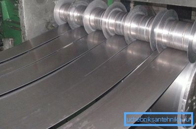 Materiałem wyjściowym do produkcji rury jest pasek metalowy.