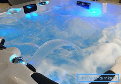 Korzystanie z jacuzzi lub hydromasażu wymaga przynajmniej 4-barowego ciśnienia w systemie zaopatrzenia w wodę Korzystanie z jacuzzi lub hydromasażu wymaga przynajmniej 4-barowego ciśnienia w systemie zaopatrzenia w wodę