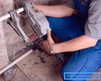 Za pomocą elektrycznej matrycy śrubowej