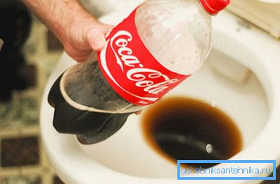 Użyj Coca Coli do czyszczenia toalety.