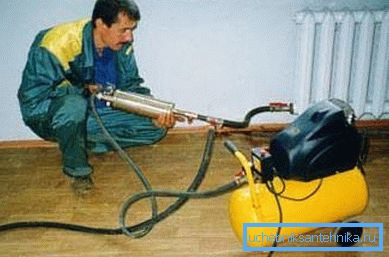 Używanie pistoletu pneumatycznego jest jednym z najskuteczniejszych sposobów pozbycia się kamienia w grzejnikach Używanie pistoletu pneumatycznego jest jednym z najskuteczniejszych sposobów pozbycia się kamienia w grzejnikach