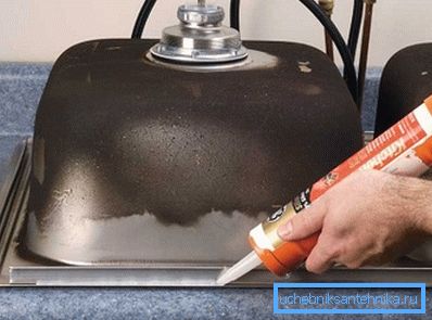 Zastosowanie silikonowego uszczelniacza do ściślejszego mocowania produktu i uszczelnienia szwów Zastosowanie silikonowego uszczelniacza do ściślejszego mocowania produktu i uszczelnienia szwów