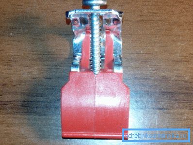 Produkt z metalu i plastiku w powiększonej formie.