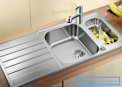 Produkt z dwoma biurami roboczymi. Produkt z dwoma biurami roboczymi.