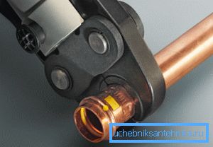 Produkty są zapieczętowane przez obciskanie za pomocą specjalnych szczypiec, instrukcja powie ci, jak to zrobić poprawnie Produkty są zapieczętowane przez obciskanie za pomocą specjalnych szczypiec, instrukcja powie ci, jak to zrobić poprawnie