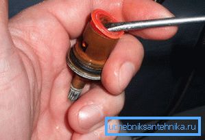 Usunięcie wtyczki z metalowych części obudowy Usunięcie wtyczki z metalowych części obudowy