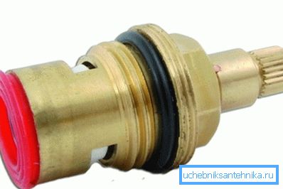 Skrzynia z żurawiem ceramicznym. Skrzynia z żurawiem ceramicznym.