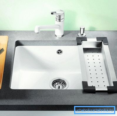 Ceramiczne miski najczęściej należą do elitarnych linii hydraulicznych. Ceramiczne miski najczęściej należą do elitarnych linii hydraulicznych.