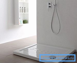 Brodzik ceramiczny 80x120 jest wystarczająco ciężki, więc ze względu na dokładne klejenie lepiej jest wywołać pomocników. Brodzik ceramiczny 80x120 jest wystarczająco ciężki, więc ze względu na dokładne klejenie lepiej jest wywołać pomocników.