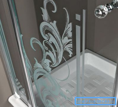 Brodzik ceramiczny 90x90 - jedna z najczęstszych opcji stosowanych w modelach budżetu i najwyższej kabiny Brodzik ceramiczny 90x90 - jedna z najczęstszych opcji stosowanych w modelach budżetu i najwyższej kabiny