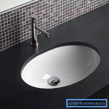 Umywalka ceramiczna wbudowana w blat w łazience Umywalka ceramiczna wbudowana w blat w łazience