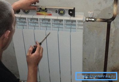 Klasyczna bateria pobiera energię cieplną z wody dostarczanej przez rury Klasyczna bateria pobiera energię cieplną z wody dostarczanej przez rury