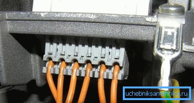 Zacisk uziemienia w skrzynce rozrusznika. Zacisk uziemienia w skrzynce rozrusznika.