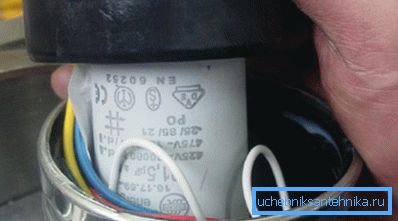 Skraplacz i przewody znajdują się pod górną pokrywą pompy Skraplacz i przewody znajdują się pod górną pokrywą pompy