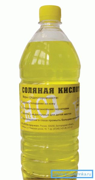 Stężony kwas chlorowodorowy sprzedawany jest w plastikowej butelce. Stężony kwas chlorowodorowy sprzedawany jest w plastikowej butelce.