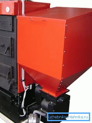Kocioł KCM może być wyposażony w bunkier do automatycznego podawania pelletu. Kocioł KCM może być wyposażony w bunkier do automatycznego podawania pelletu.
