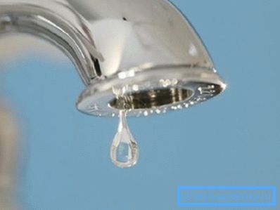 Żuraw przed pobieraniem próbek należy poddać działaniu alkoholu