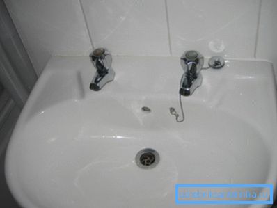 Krany są umieszczone w taki sposób, że nie można umyć rąk pod bieżącą wodą. Krany są umieszczone w taki sposób, że nie można umyć rąk pod bieżącą wodą.