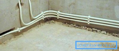Elementy złączne do rur metalowych podczas instalacji grzewczej