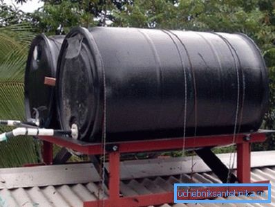 Okrągłe metalowe beczki w kolorze czarnym. Okrągłe metalowe beczki w kolorze czarnym.