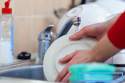 Zlewozmywak 40 cm na 40 cm w pełni otacza brudne naczynia przeznaczone do prania