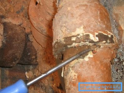 Nadmiar materiału wokół dzwonu delikatnie rozszczepia się Nadmiar materiału wokół dzwonu delikatnie rozszczepia się