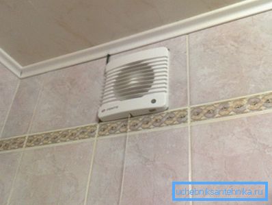 Amatorskie zdjęcie gotowego systemu wentylacji z zainstalowanymi urządzeniami wymuszającymi ruch mas powietrza Amatorskie zdjęcie gotowego systemu wentylacji z zainstalowanymi urządzeniami wymuszającymi ruch mas powietrza