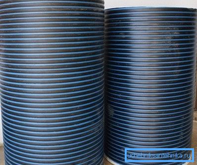 Amatorskie zdjęcie plastikowych pierścieni do tworzenia ścian studni Amatorskie zdjęcie plastikowych pierścieni do tworzenia ścian studni