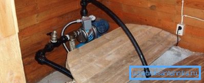 Amatorskie zdjęcie pompy zainstalowanej w studni