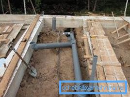 Amatorskie zdjęcie, proces instalacji kanalizacji pod domem Amatorskie zdjęcie, proces instalacji kanalizacji pod domem