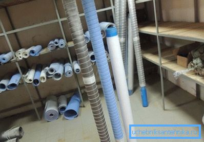 Amatorskie zdjęcia różnych produktów sklepowych, które są wykorzystywane do stworzenia dobrze opartego systemu zaopatrzenia w wodę Amatorskie zdjęcia różnych produktów sklepowych, które są wykorzystywane do stworzenia dobrze opartego systemu zaopatrzenia w wodę