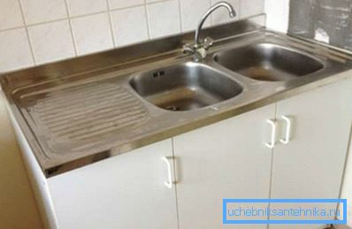 Amatorskie zdjęcie standardowej myjni samochodowej zainstalowanej na specjalnej szafce Amatorskie zdjęcie standardowej myjni samochodowej zainstalowanej na specjalnej szafce