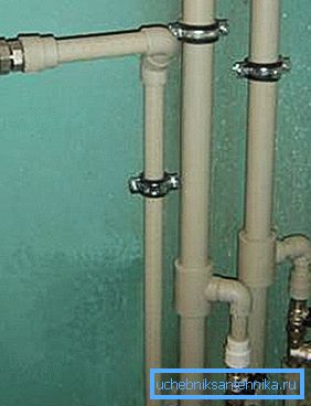 Amatorskie zdjęcie systemu kanalizacyjnego z plastikowych rur w kolekcji Amatorskie zdjęcie systemu kanalizacyjnego z plastikowych rur w kolekcji