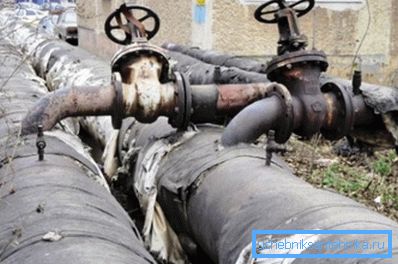 Linie ciepłej wody są izolowane nie tylko w celu zapobiegania kondensacji, ale także w celu oszczędzania energii.