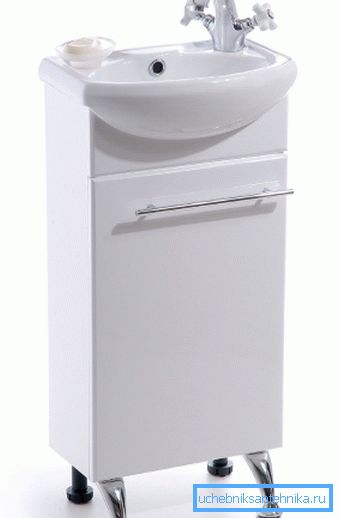 Mały zlew z wanną do WC.