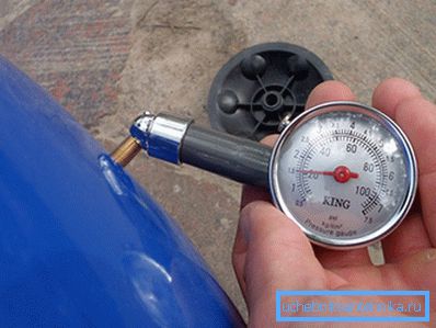 Manometr do określania ciśnienia w hydroakumulatorze. Manometr do określania ciśnienia w hydroakumulatorze.