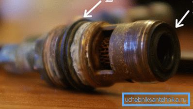 Lokalizacja gumowych uszczelek na mechanizmie blokującym mieszadła, w przypadku uszkodzenia, którego wada tego rodzaju prawie zawsze występuje Lokalizacja gumowych uszczelek na mechanizmie blokującym mieszadła, w przypadku uszkodzenia, którego wada tego rodzaju prawie zawsze występuje