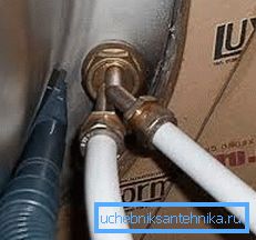 Metalowy plastik pod kranem kuchennym Metalowy plastik pod kranem kuchennym